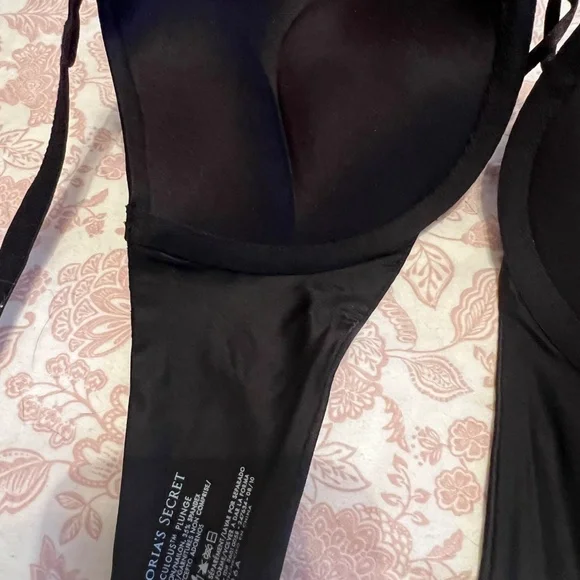 Victoria’s Secret Miraculous Plunge Bra 36A NWT - Picture 2 of 4
